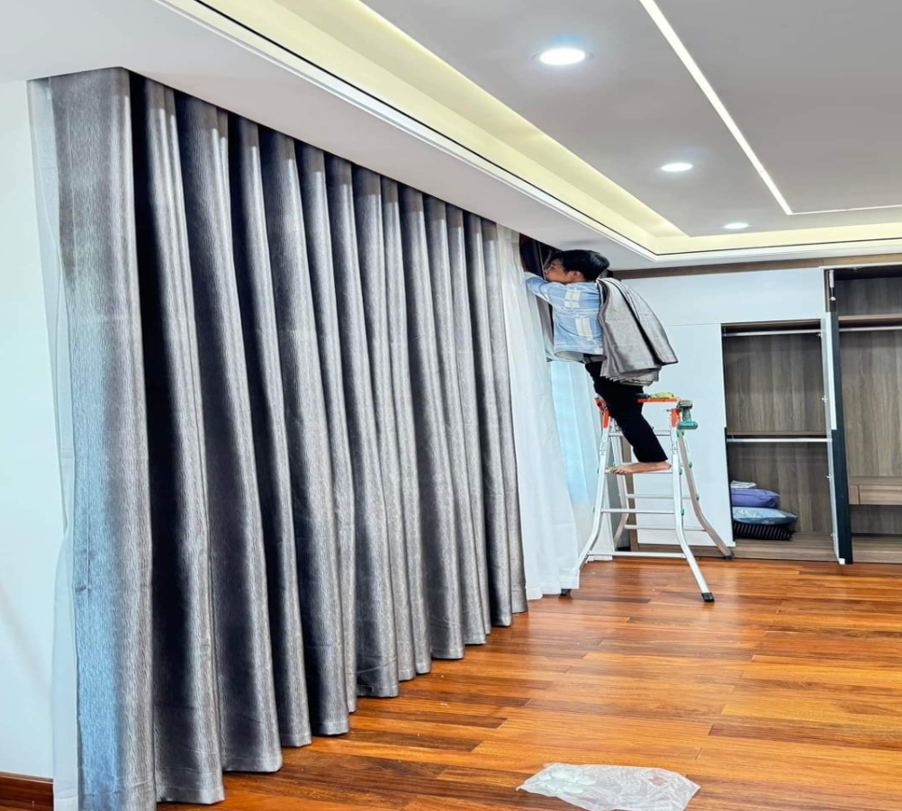 Lắp đặt rèm trên trần